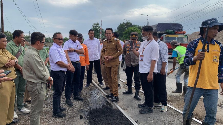 Pemkab Jember Turun Tangan Perbaiki Jalan Rusak di Lintasan Rel Pecoro