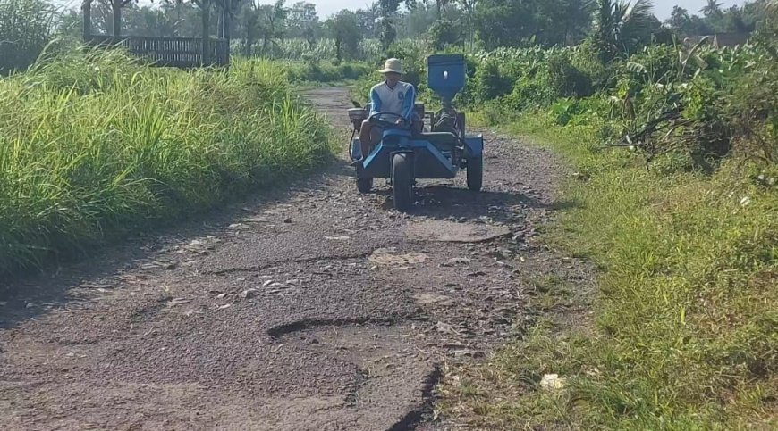 Jalan Rusak di Perbatasan Koncer–Sumber Salam Sering Memakan Korban, Warga Desak Pemkab Bondowoso Lakukan Perbaikan