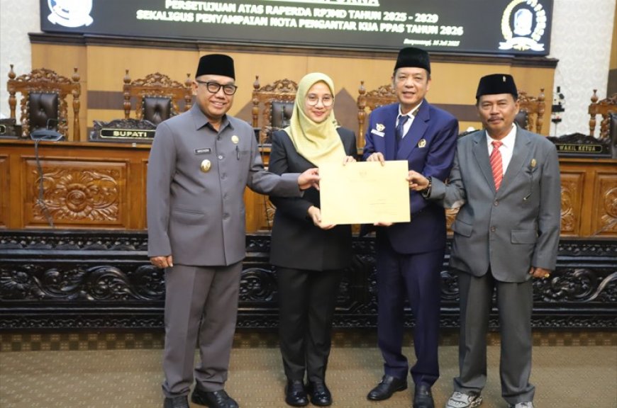 Paripurna DPRD, Bupati Banyuwangi Ipuk Fiestiandani Sampaikan Nota Pengantar KUA-PPAS Tahun Anggaran 2026