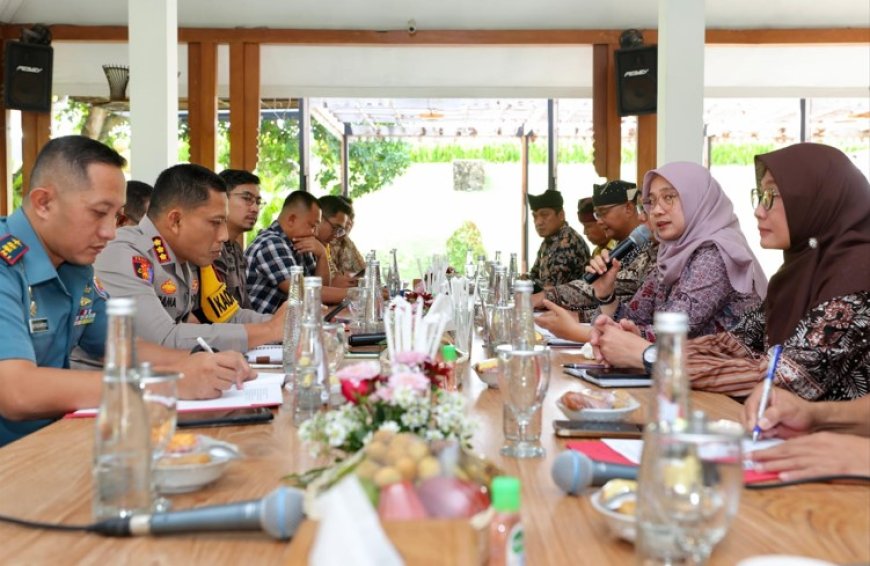 Urai Kemacetan Jalur Situbondo-Banyuwangi, Bupati Ipuk Ajukan Bantuan Penambahan Kapal di Pelabuhan Ketapang