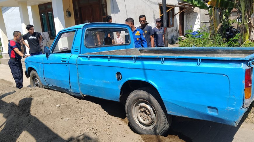 Mobil Mogok Terjebak di Gang Sempit, Damkar Bondowoso Lakukan Evakuasi