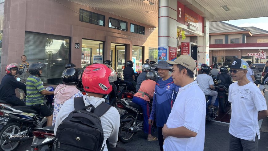 Bupati Bondowoso Gowes Sidak SPBU, Pastikan Antrean BBM Mulai Terurai
