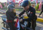 Sambut HUT RI, Satbrimob Polda Jatim Bagikan Ribuan Bendera Merah Putih