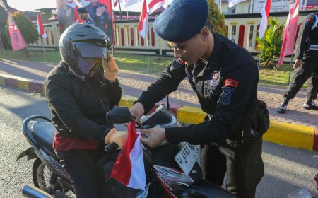 Sambut HUT RI, Satbrimob Polda Jatim Bagikan Ribuan Bendera Merah Putih
