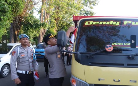 Gelorakan Semangat Kemerdekaan, Polresta Banyuwangi Bagikan Bendera Merah Putih kepada Pengendara