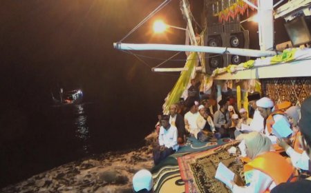 KHR Azaim Ibrahimy dan Warga Gelar Pembacaan Burdah di Tengah Laut Mimbo Situbondo, Direncanakan jadi Agenda Internasional