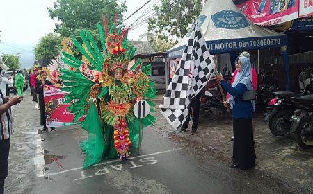 Diguyur Hujan Deras, Karnaval HUT ke-80 RI di Kamal Bangkalan Tetap Semarak, Siswa SD Pantang Mundur