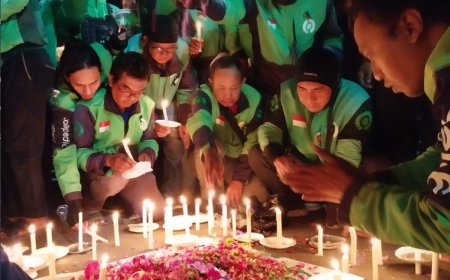 Aksi Solidaritas, Ratusan Driver Ojek Online Nyalakan Lilin dan Doa Bersama untuk Affan di Depan Mapolresta Banyuwangi