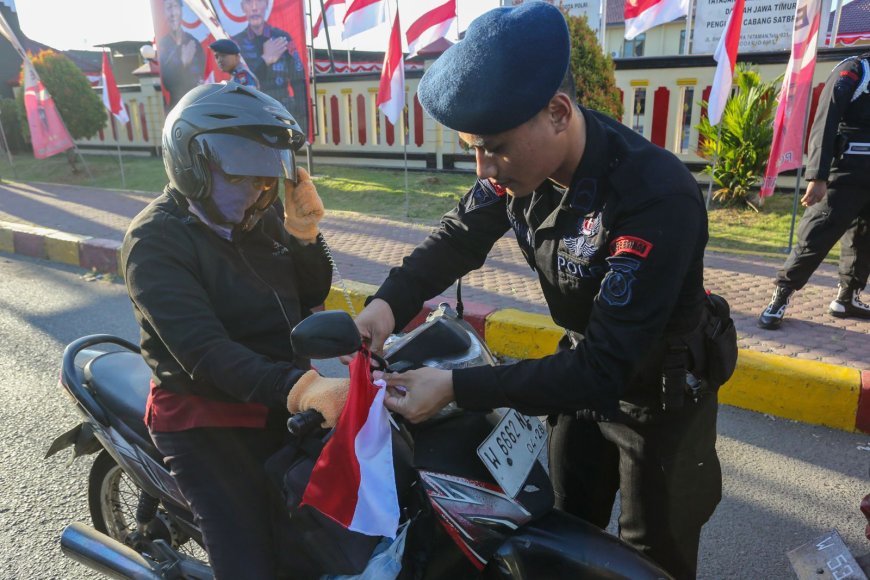 Sambut HUT RI, Satbrimob Polda Jatim Bagikan Ribuan Bendera Merah Putih