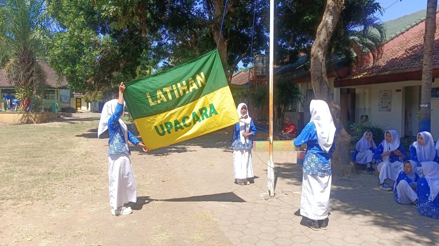 SMPN 1 Pujer Didik Generasi Tangguh Lewat Lomba Pengibaran Bendera