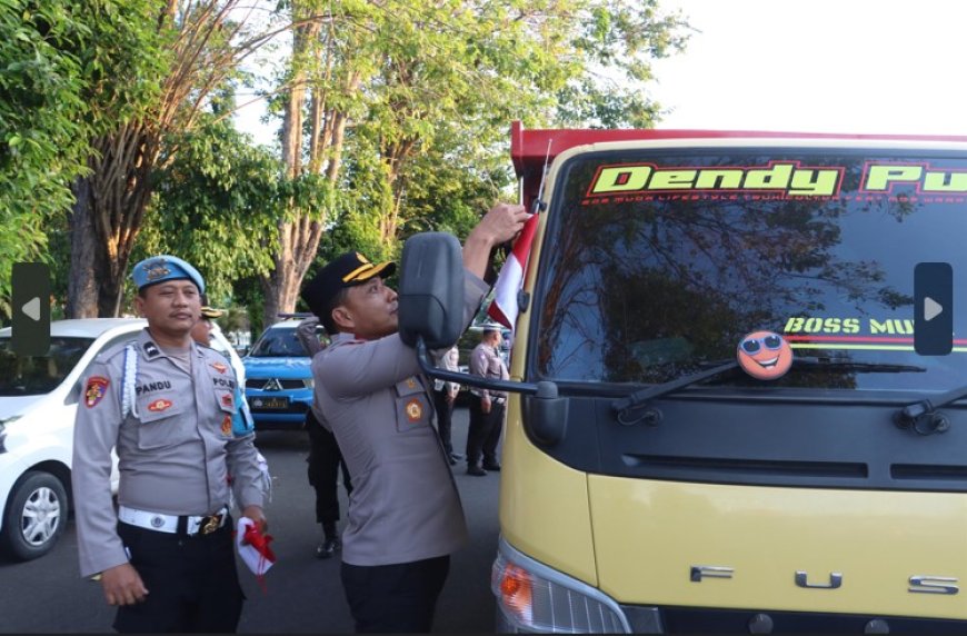Gelorakan Semangat Kemerdekaan, Polresta Banyuwangi Bagikan Bendera Merah Putih kepada Pengendara