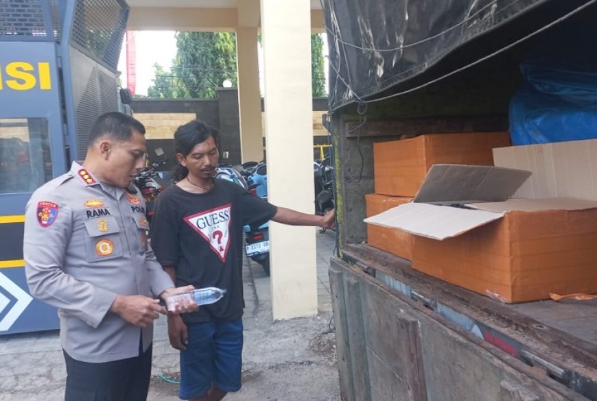 Tim Patroli Perintis Polresta Banyuwangi Gagalkan Penyelundupan Ribuan Botol Miras Jenis Arak