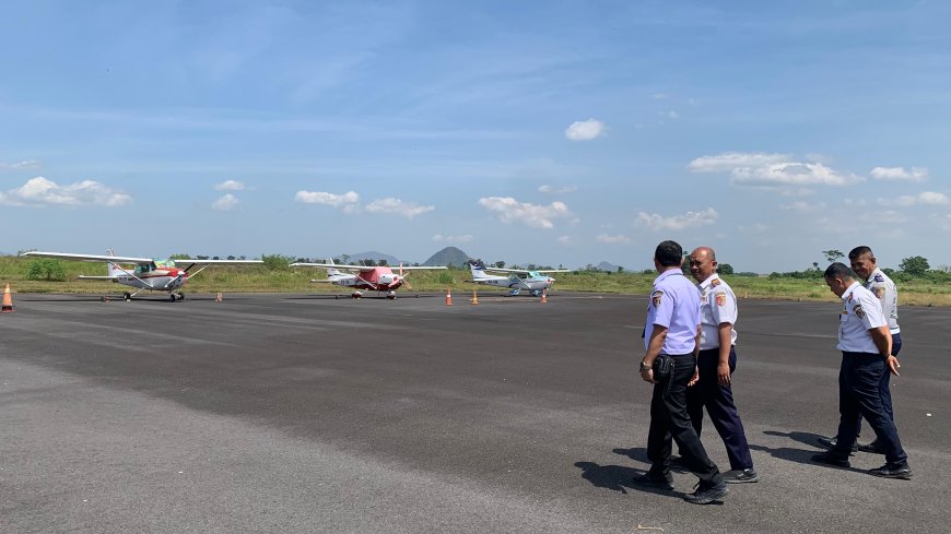 Pesawat  Menuju Jakarta Siap Lepas Landas Dari Bandara Jember.