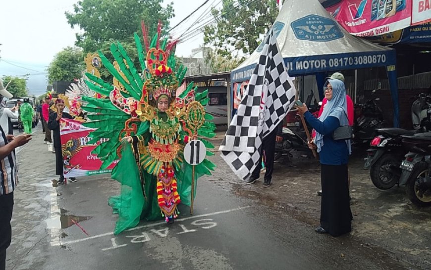Diguyur Hujan Deras, Karnaval HUT ke-80 RI di Kamal Bangkalan Tetap Semarak, Siswa SD Pantang Mundur