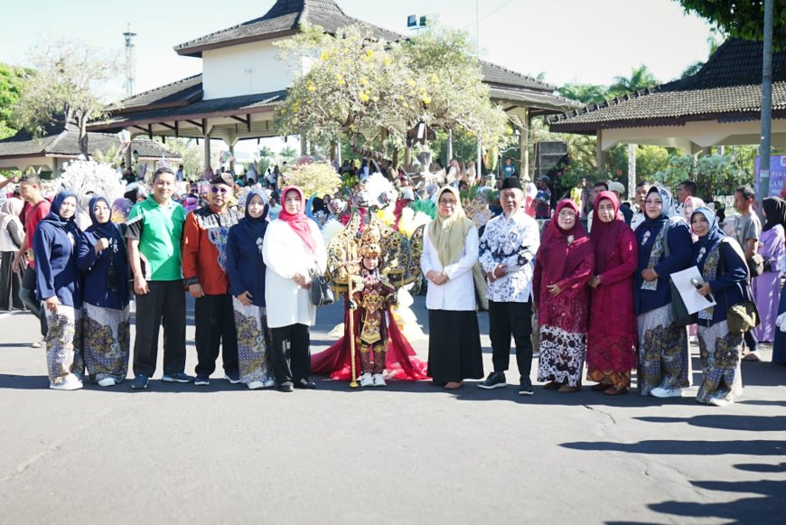Warna-warni Kostum Anak TK Semarakkan HUT ke-80 RI di Bondowoso