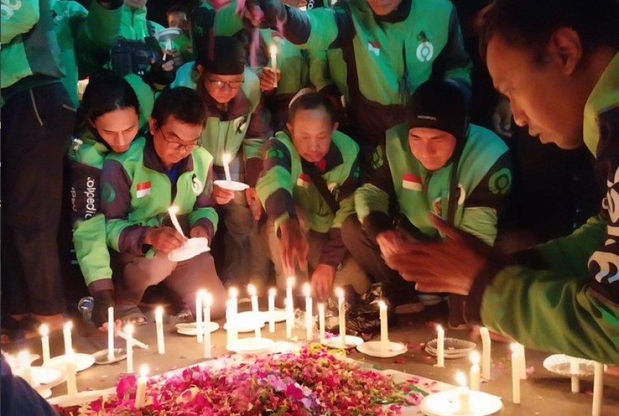 Aksi Solidaritas, Ratusan Driver Ojek Online Nyalakan Lilin dan Doa Bersama untuk Affan di Depan Mapolresta Banyuwangi