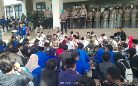 Demo Mahasiswa di Bangkalan Awalnya Ricuh, Berakhir Kondusif dengan Sholawatan Bersama