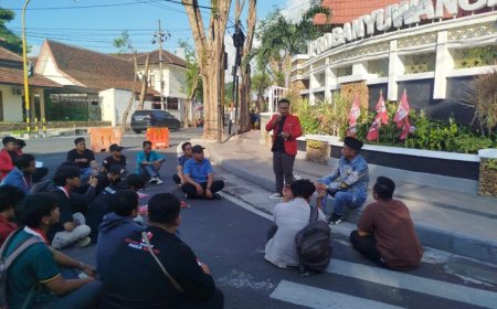 Tunjukkan Simpati, Wakil Ketua DPRD Banyuwangi Michael Edy Hariyanto Temui Pengunjuk Rasa, Janji Kawal Aspirasi Mahasiswa ke Pusat