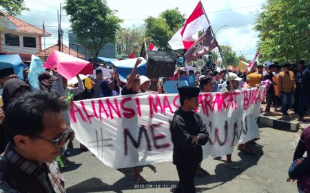 Ribuan Warga Geruduk Pemkab Bangkalan, Desak Bupati Hentikan Nepotisme dan Benahi Sampah