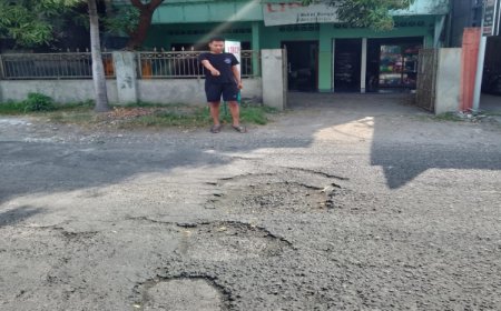 Warga Lamongan Keluhkan Jalan Raya Glagah Rusak dan Berlubang Tak Kunjung Diperbaiki