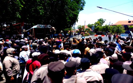 Warga dan LSM Siti Jenar Geruduk Pemkab Situbondo, Tuntut Tutup Tambang Ilegal