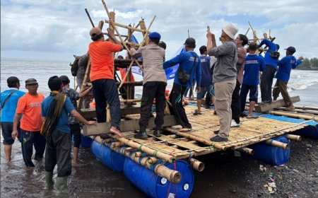 Upaya Konservasi Ekosistem Laut, Pemkab Banyuwangi Kalaborasi bersama Sinergi Foundation Tenggelamkan Fish Bank ke Dalam Laut