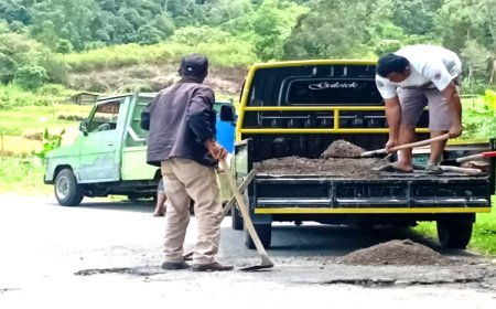Jalan Rusak Tak Kunjung Diperbaiki, Pemuda Tanah Datar Patungan Tambal Lubang: Sindiran Telak untuk Bupati