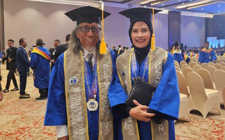 Raih Gelar Doktor Bersama, Sepasang Suami Istri Jadi Wisudawan Terunik di Unitomo