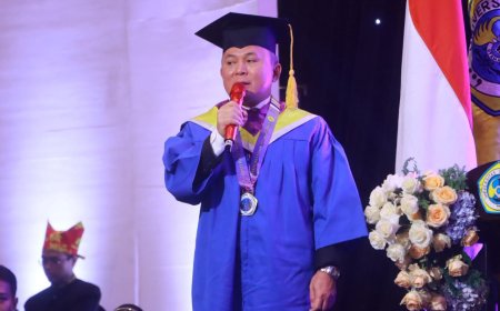 Wamen HAM Mugiyanto Raih Gelar Magister di Unitomo, Teladan Akuntabilitas dan Komitmen Pendidikan