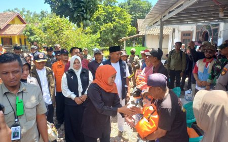 Khofifah Tinjau Korban Gempa Situbondo, Janji Rekonstruksi Cepat