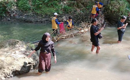 Remaja Bondowoso Kompak Bersihkan Sungai di World Rivers Day 2025