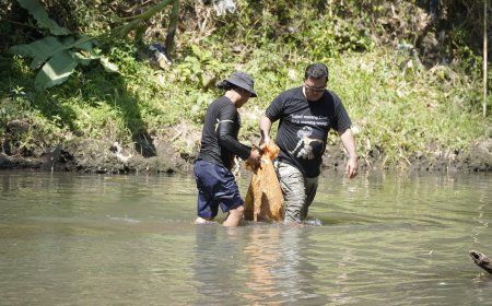 Sungai Bondowoso Simpan Sampah Puluhan Tahun, dari Plakat tahun 1997 hingga Pembalut Wanita