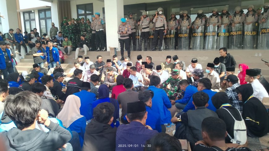 Demo Mahasiswa di Bangkalan Awalnya Ricuh, Berakhir Kondusif dengan Sholawatan Bersama