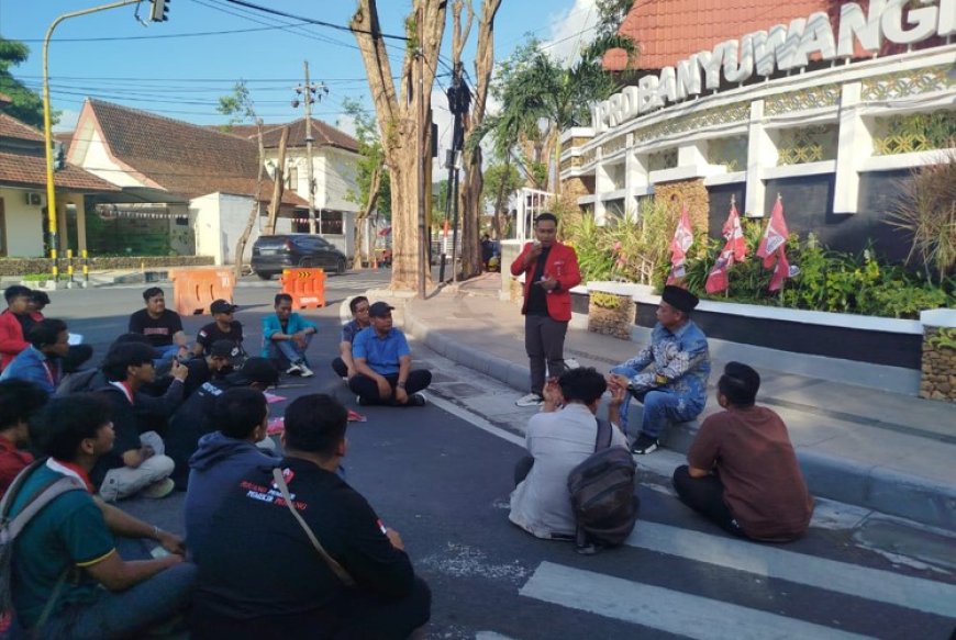 Tunjukkan Simpati, Wakil Ketua DPRD Banyuwangi Michael Edy Hariyanto Temui Pengunjuk Rasa, Janji Kawal Aspirasi Mahasiswa ke Pusat