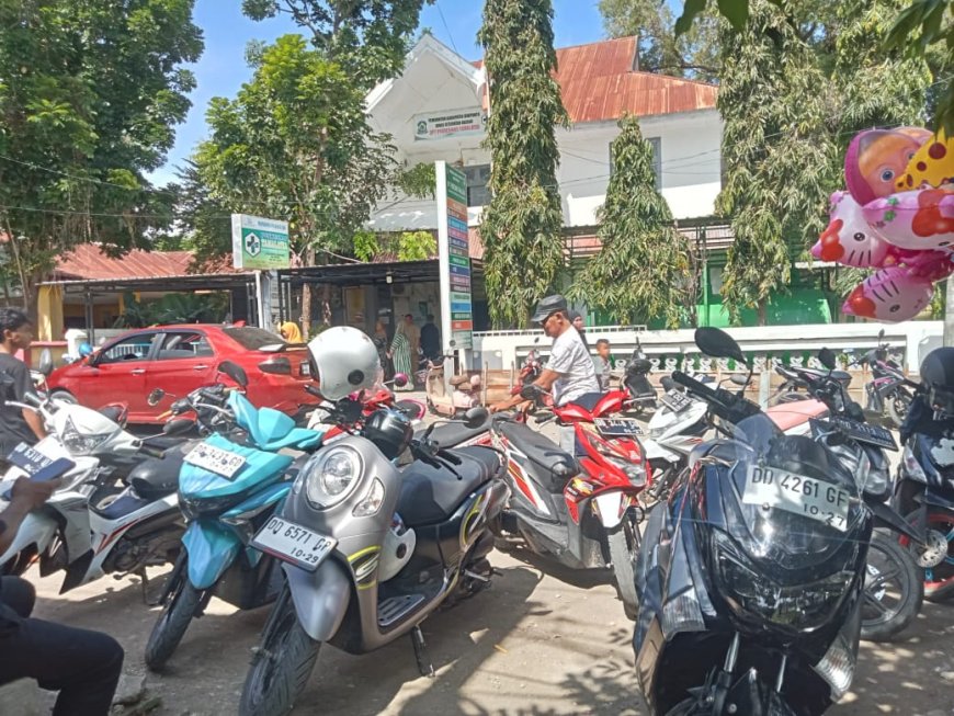 Miris, Puskesmas Tamalatea di Jeneponto Kekurangan Fasilitas, Lahan Parkir Disulap Jadi Ruang Tunggu Pasien