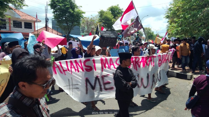 Ribuan Warga Geruduk Pemkab Bangkalan, Desak Bupati Hentikan Nepotisme dan Benahi Sampah