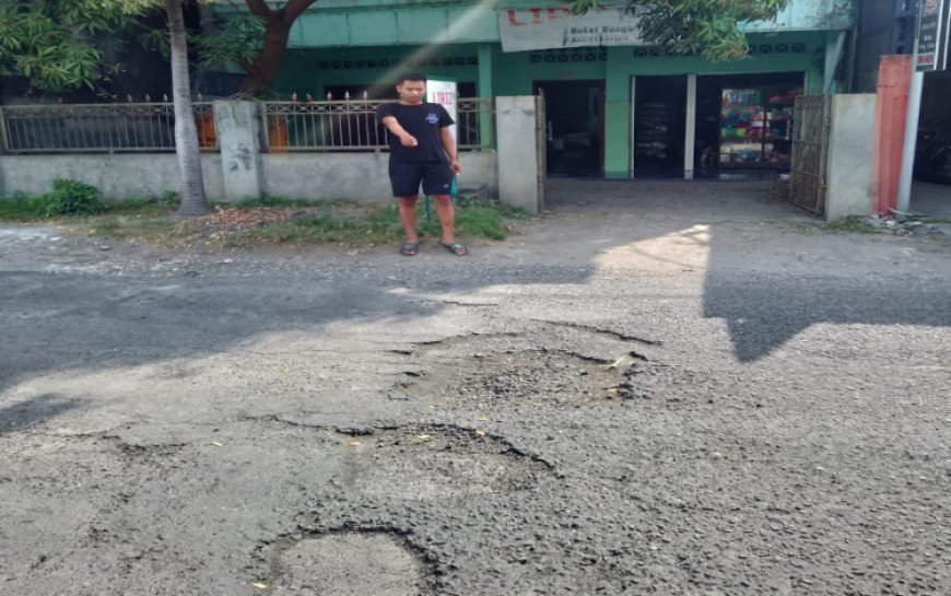 Warga Lamongan Keluhkan Jalan Raya Glagah Rusak dan Berlubang Tak Kunjung Diperbaiki
