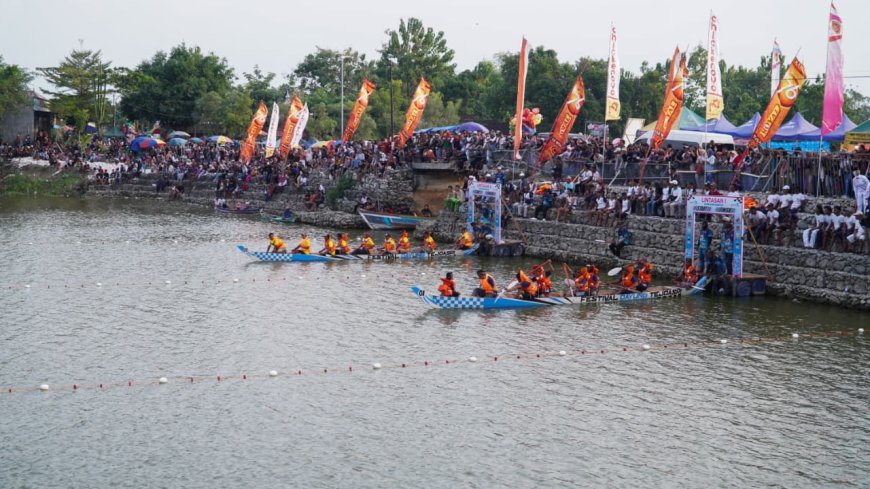 Bukan Pacu Jalur, Festival Dayung Tejoasri Pemantik Potensi Pariwisata di Lamongan