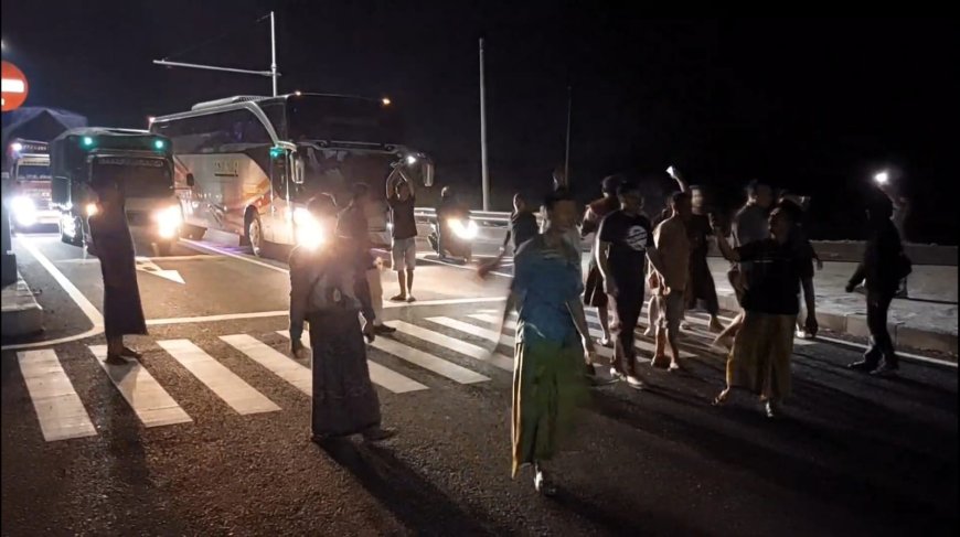 Sering Terjadi Kecelakaan, Warga Lamongan Blokade Jalan Lintas Utara