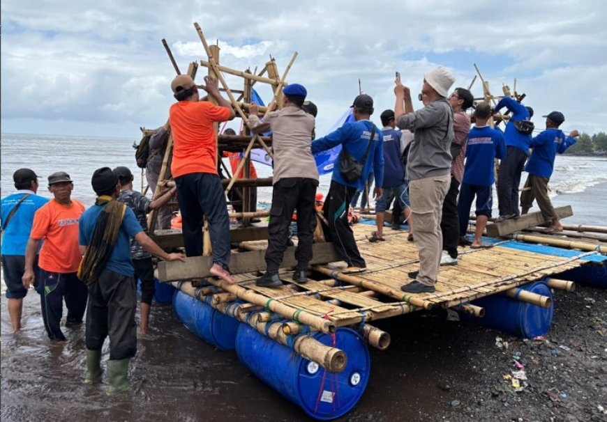 Upaya Konservasi Ekosistem Laut, Pemkab Banyuwangi Kalaborasi bersama Sinergi Foundation Tenggelamkan Fish Bank ke Dalam Laut