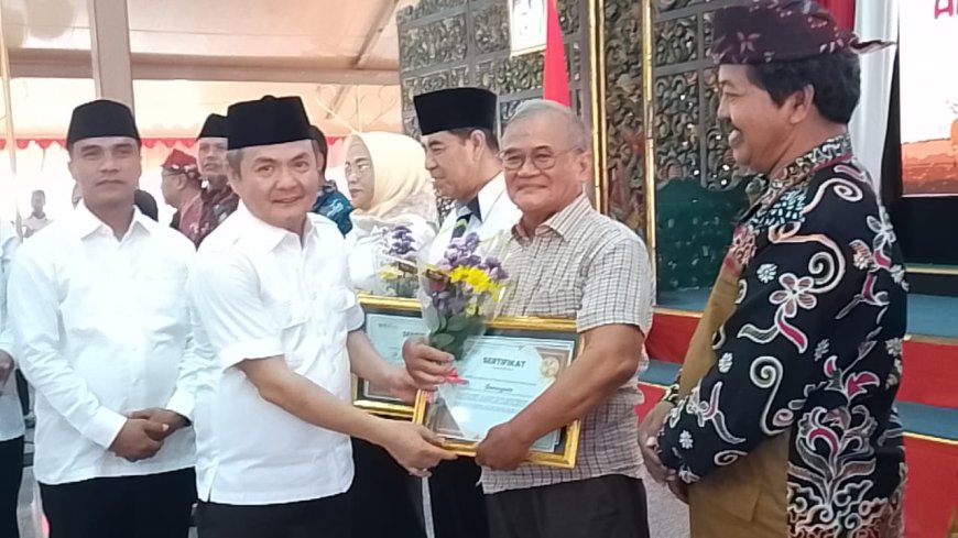Sumariyanto, “Pak Yan” Suara Abadi Radio Bangkalan Raih Gelar Penyiar Legendaris