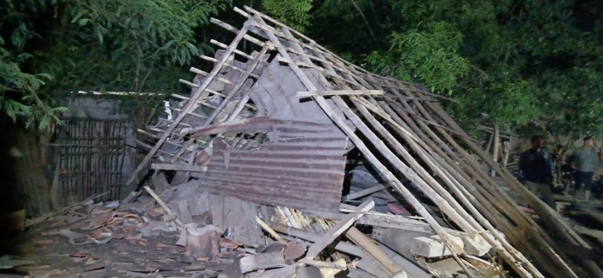 Rumah Warga Ambruk Akibat Guncangan Gempa di Klabang, Tiga Orang Diungsikan