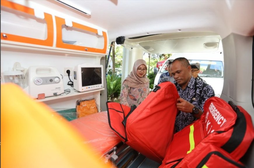 Tingkatkan Layanan Kesehatan, Bupati Ipuk Kembali Serahkan 7 Ambulans ke Puskesmas