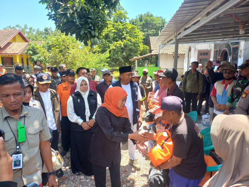 Khofifah Tinjau Korban Gempa Situbondo, Janji Rekonstruksi Cepat