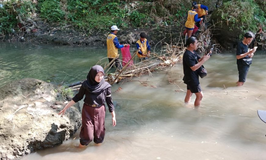Remaja Bondowoso Kompak Bersihkan Sungai di World Rivers Day 2025