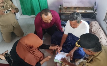 Sedang Sakit, Kiai Sanusi Dapat Insentif Guru Ngaji Pemkab Jember Langsung di Rumahnya