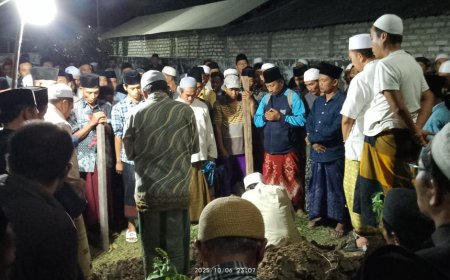 Isak Tangis Sambut Jenazah Santri Korban Reruntuhan Musala Pondok Pesantren Al Khoziny Sidoarjo di Bangkalan
