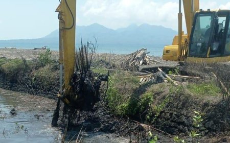 Antisipasi Banjir Perkotaan, DPU Pengairan Angkat Sedimen Saluran Pembuangan Air Hujan Lingkungan Kramat Kelurahan Kertosari