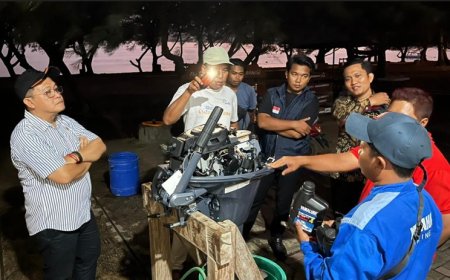 Anggota Komisi IV DPR RI Sonny T Danaparamita Salurkan 15 Unit Mesin Tempel untuk Nelayan Banyuwangi