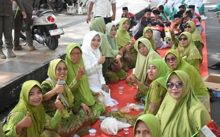 Pemkab Situbondo Rayakan Hari Santri dengan Makan Bersama Sepanjang Alun-Alun